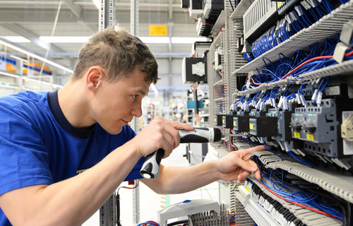 Ausbildung Elektroniker/in Für Maschinen Und Antriebstechnik Beim Top ...